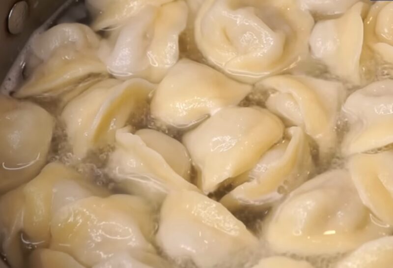 Как сварить пельмени, чтобы тесто было упругим, фарш — сочным, а внутри был бульон? Раскрываем проверенный лайфхак