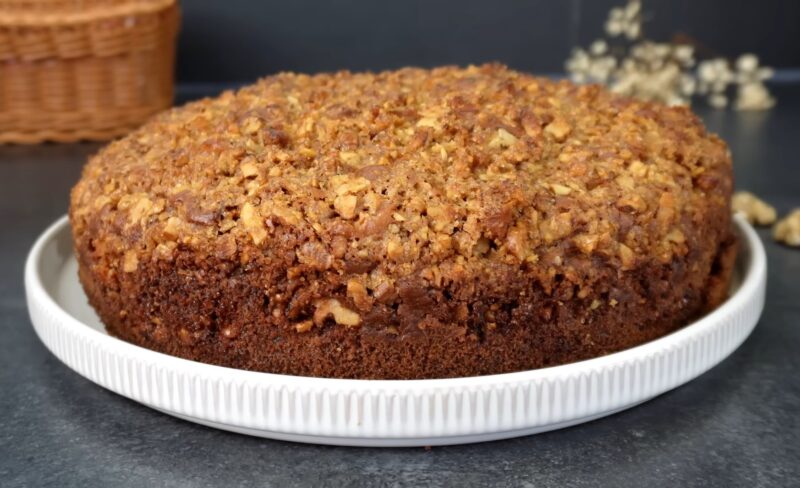 Самый частый пирог в моей духовке: готовится за мгновение, а вкус — как у шедеврального десерта. Рецепт внутри!