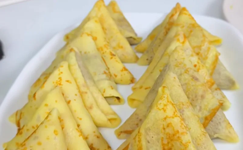 Готовые печеночные блины треугольники на тарелке