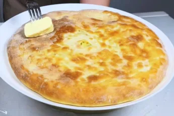 Румяные домашние пироги с картофелем и грибами на тарелке от Виктора Ерофеева