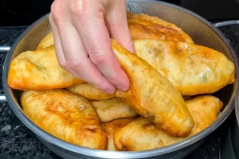 Домашние жареные пирожки с печенью "Тошнотики" золотистого цвета