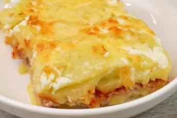 Сочная картофельная запеканка с фаршем под румяным сыром