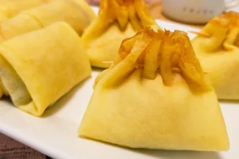 Праздничная закуска из блинов в виде мешочков с начинкой из говяжьего языка и грибов