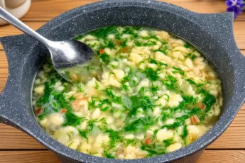 Домашний суп «Затируха» с зеленью и густыми клёцками в кастрюле, процесс приготовления