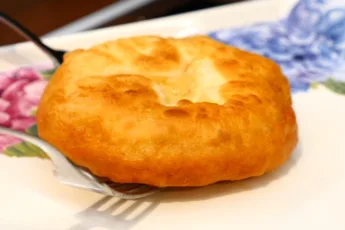 Золотистые домашние беляши с мясом на сковороде, хрустящее дрожжевое тесто и сочная начинка