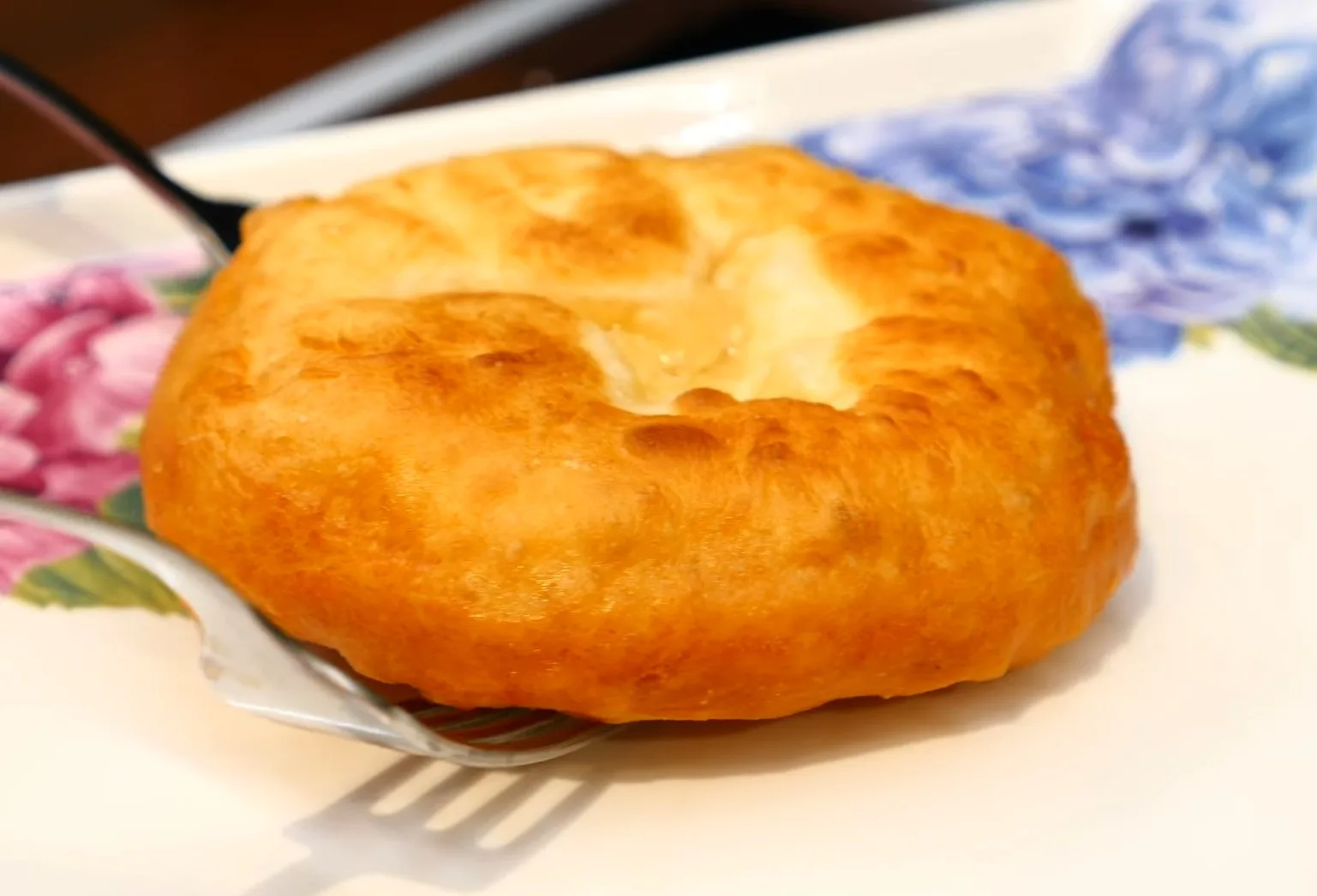 Золотистые домашние беляши с мясом на сковороде, хрустящее дрожжевое тесто и сочная начинка