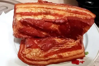 Аппетитное сало в луковой шелухе