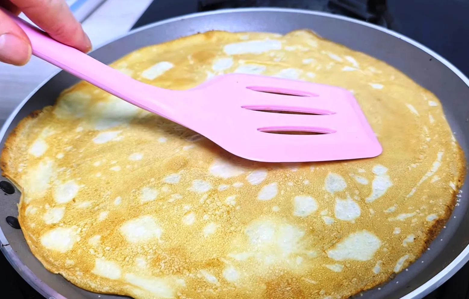 Тонкие ажурные блины на минеральной воде в мелкую дырочку стопкой на тарелке