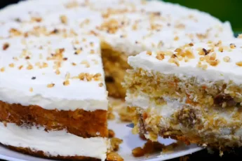 Домашний торт Сметанник с яблоком и изюмом, разрез влажного коржа со сметанным кремом