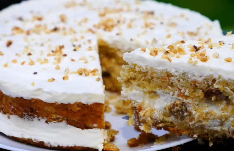 Домашний торт Сметанник с яблоком и изюмом, разрез влажного коржа со сметанным кремом