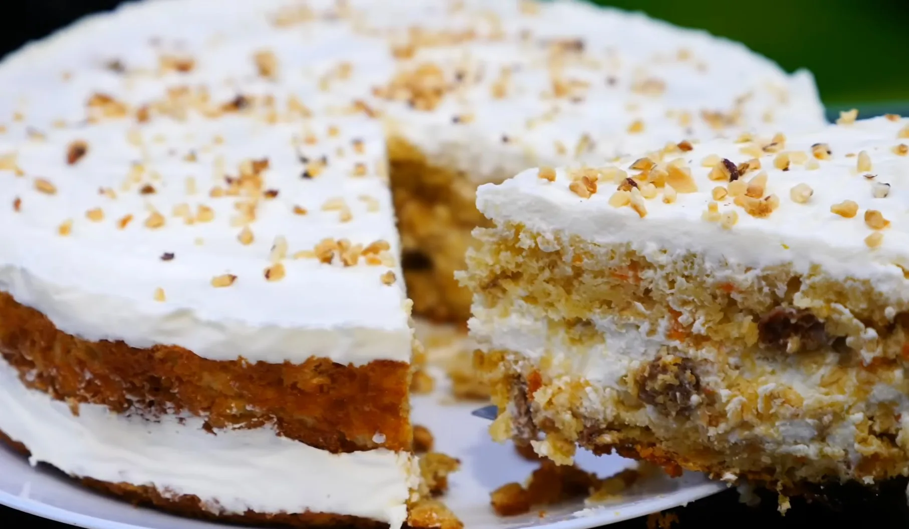 Домашний торт Сметанник с яблоком и изюмом, разрез влажного коржа со сметанным кремом