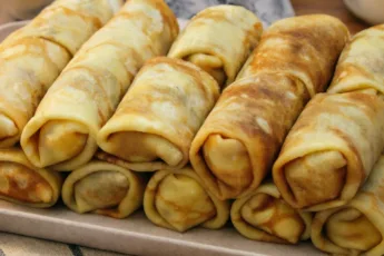 Стопка идеальных блинов на тарелке крупным планом