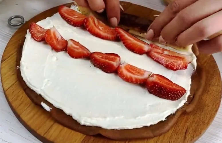 Процесс приготовления блинного рулета с творожным кремом и свежей клубникой от Виктора Ерофеева