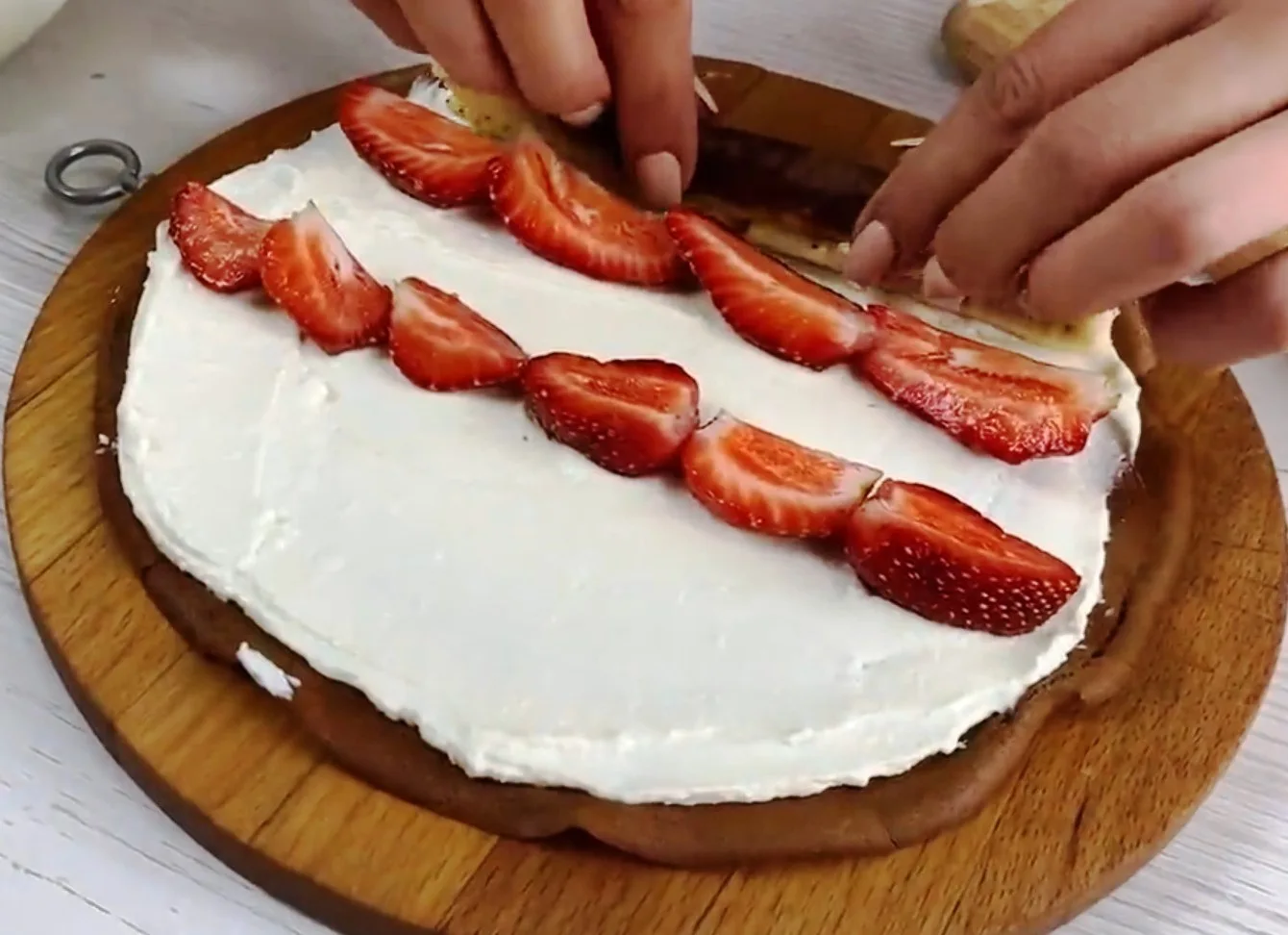 Процесс приготовления блинного рулета с творожным кремом и свежей клубникой от Виктора Ерофеева