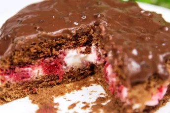 Готовый шоколадный торт с йогуртовой прослойкой и ягодами, приготовленный в микроволновке