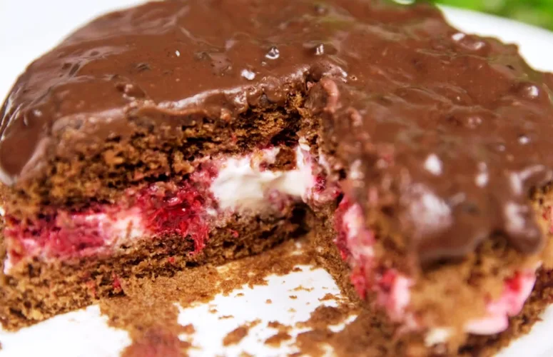 Готовый шоколадный торт с йогуртовой прослойкой и ягодами, приготовленный в микроволновке