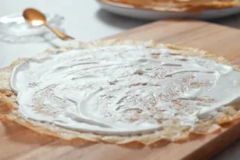 Тонкие блины на кипятке со взбитыми сливками и медом