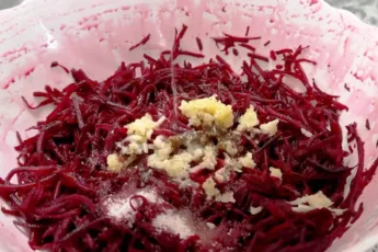 Салат из маринованной свеклы с чесноком по рецепту Виктор Ерофеева