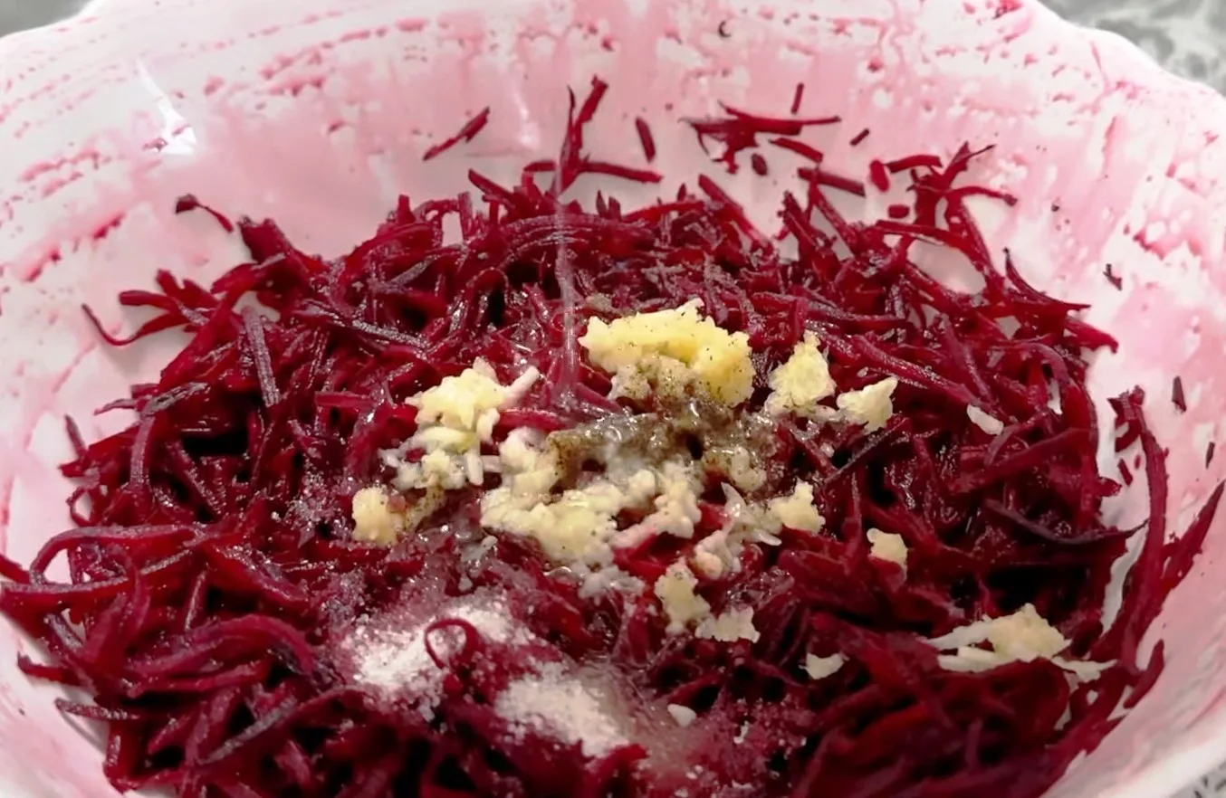 Салат из маринованной свеклы с чесноком по рецепту Виктор Ерофеева