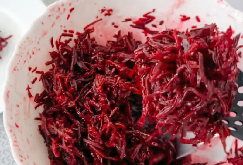 Простой салат из сырой свеклы. С сахаром и чесноком