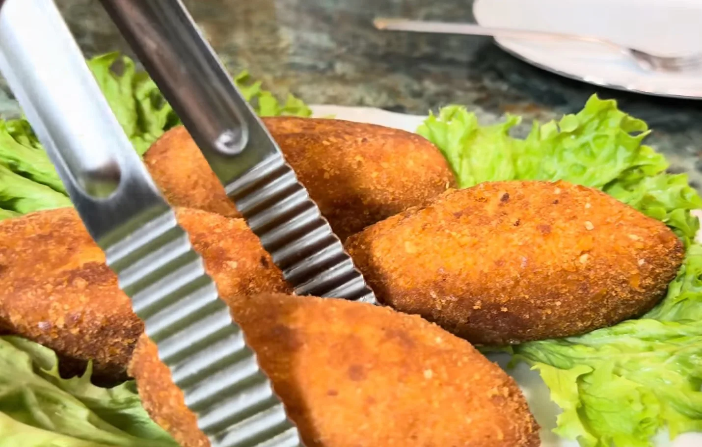 Блюдо с готовыми куриными котлетами, украшенное зеленью