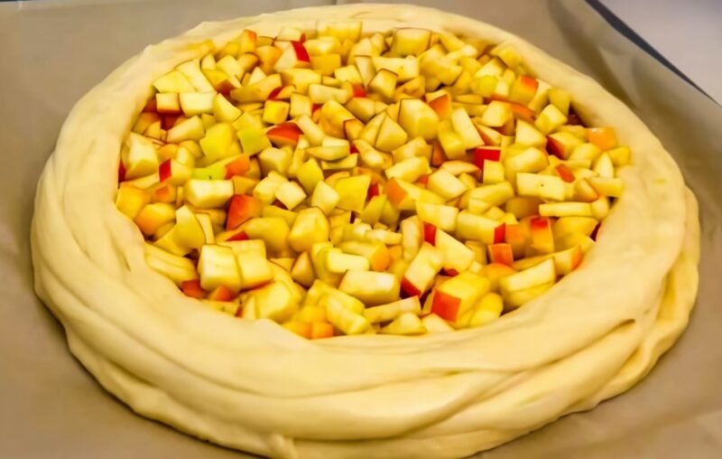 Аромат детства: сочный яблочный пирог с вареньем, который тает во рту. Простой рецепт