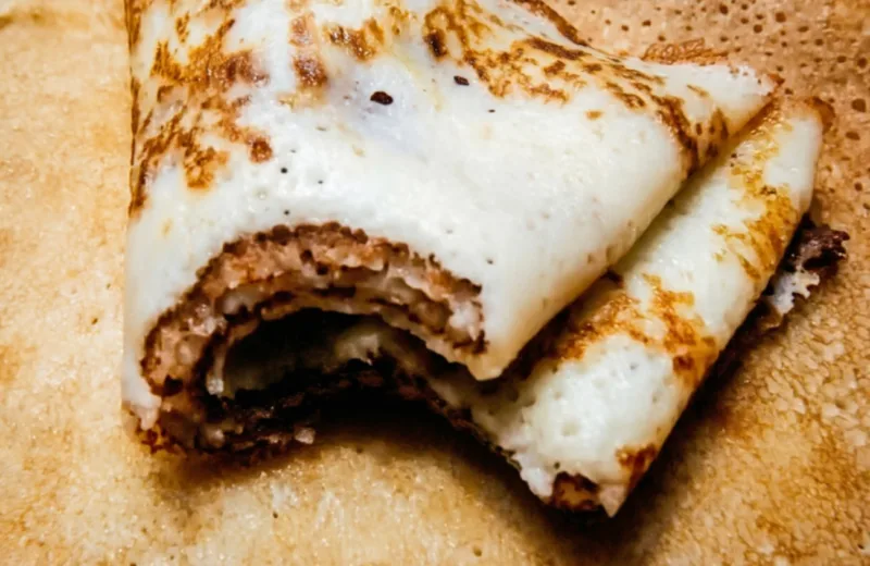 Блинчик на кефире, свернутый треугольником