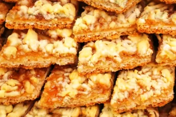 Домашнее тертое печенье с вареньем на тарелке