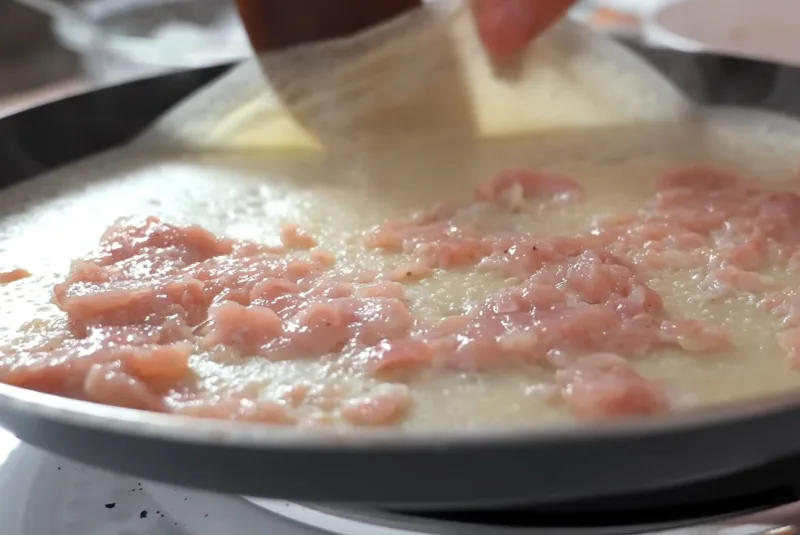 Формовка блинчиков с мясом: как правильно свернуть блин, чтобы сок от фарша остался внутри при жарке