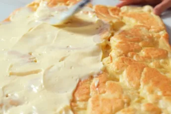 Приготовление золотистого эклер-рулета с ванильным заварным кремом от повара Виктора Ерофеева