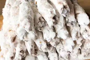 Золотистое печенье кифлики в сахарной пудре с начинкой из розового варенья