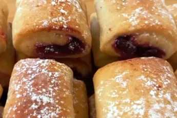 Домашнее печенье с ягодной начинкой и грецким орехом от Виктора Ерофеева — золотистые роллы на блюде