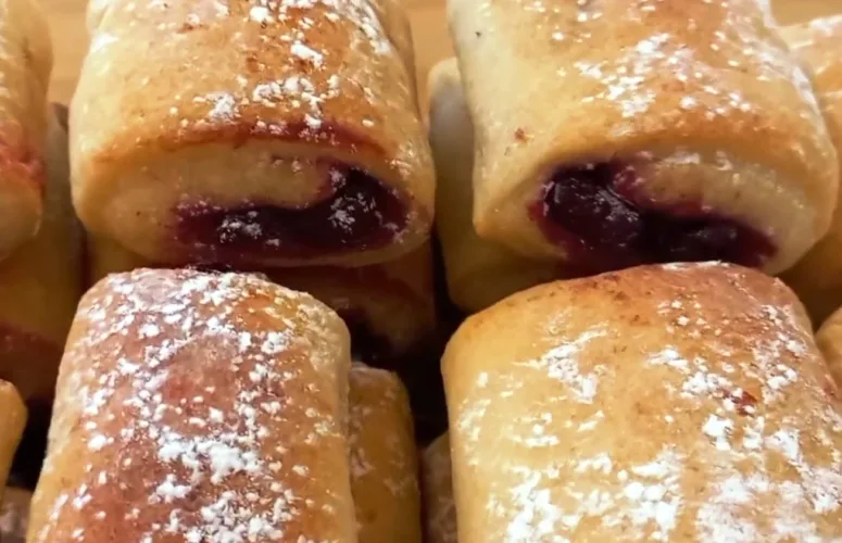 Домашнее печенье с ягодной начинкой и грецким орехом от Виктора Ерофеева — золотистые роллы на блюде
