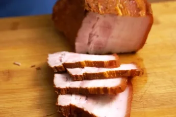 Аппетитные ломтики домашней сочной ветчины на деревянной доске — авторский рецепт Виктора Ерофеева для souspark.ru