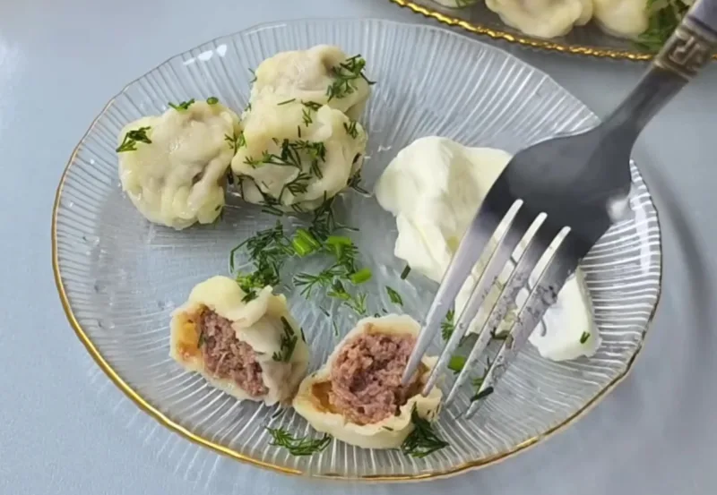 Сочные дагестанские курзе. Сок вытекает из готовых пельменей в разрезе