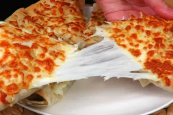 Золотистые треугольники из лаваша с расплавленным сыром сверху, запеченные в аэрогриле — сочная начинка из курицы и зелени от Виктора Ерофеева для souspark.ru