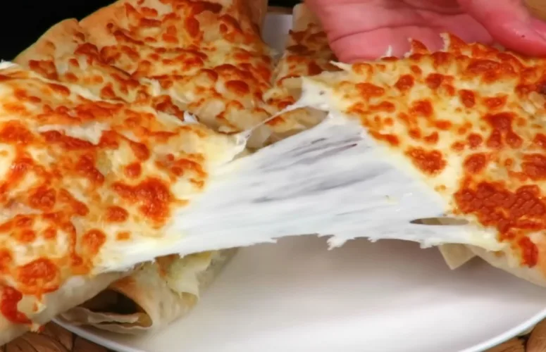 Золотистые треугольники из лаваша с расплавленным сыром сверху, запеченные в аэрогриле — сочная начинка из курицы и зелени от Виктора Ерофеева для souspark.ru