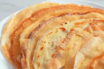 Золотистые блинчики с мясным фаршем, обжаренные до хрустящей корочки в стиле чебуреков — рецепт Виктора Ерофеева для souspark.ru