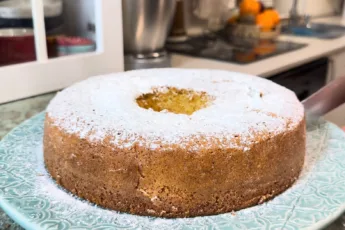 Пышный цитрусовый кекс с пористым мякишем и золотистой корочкой на souspark.ru