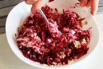 Яркий розовый салат со свеклой, сыром и чесноком