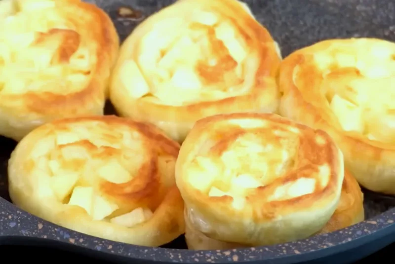 Золотистые яблочные пышки на кефире, обжаренные на сковороде