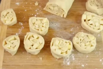 Процесс формовки яблочных пышек: нарезка теста с кубиками яблок на небольшие шайбы перед обжаркой — рецепт от Виктора Ерофеева