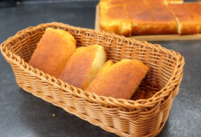 Манный пирог на кефире с секретной молочной пропиткой. Рассказываю, как добиться идеальной зернистой текстуры и почему этот десерт обожают в моей семье десятилетиями. Авторский рецепт Виктора Ерофеева на souspark.ru