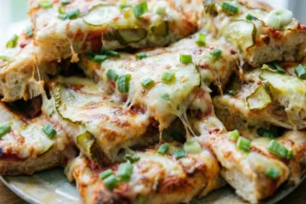 Большая домашняя пицца на противне с колбасой, помидорами и расплавленным сыром