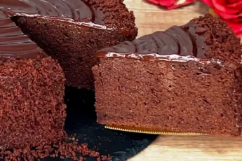 Сочный шоколадный торт с глянцевым ганашем и нежным бисквитом от Виктора Ерофеева