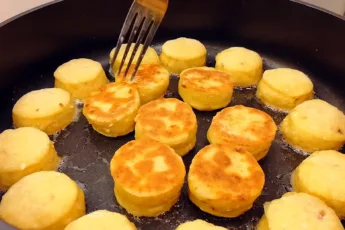 Приготовление золотистых творожных булочек с луком и паприкой