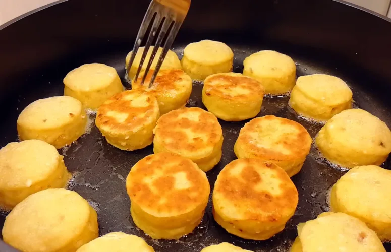 Приготовление золотистых творожных булочек с луком и паприкой