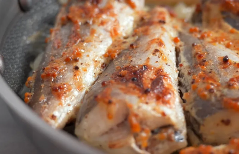 Запеченный хек в горчичном соусе на луковой подушке — сочный ужин на souspark.ru