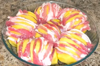 Дольки сырого картофеля с кусочками грудинки