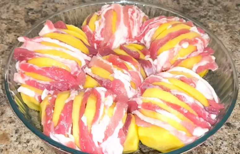 Дольки сырого картофеля с кусочками грудинки